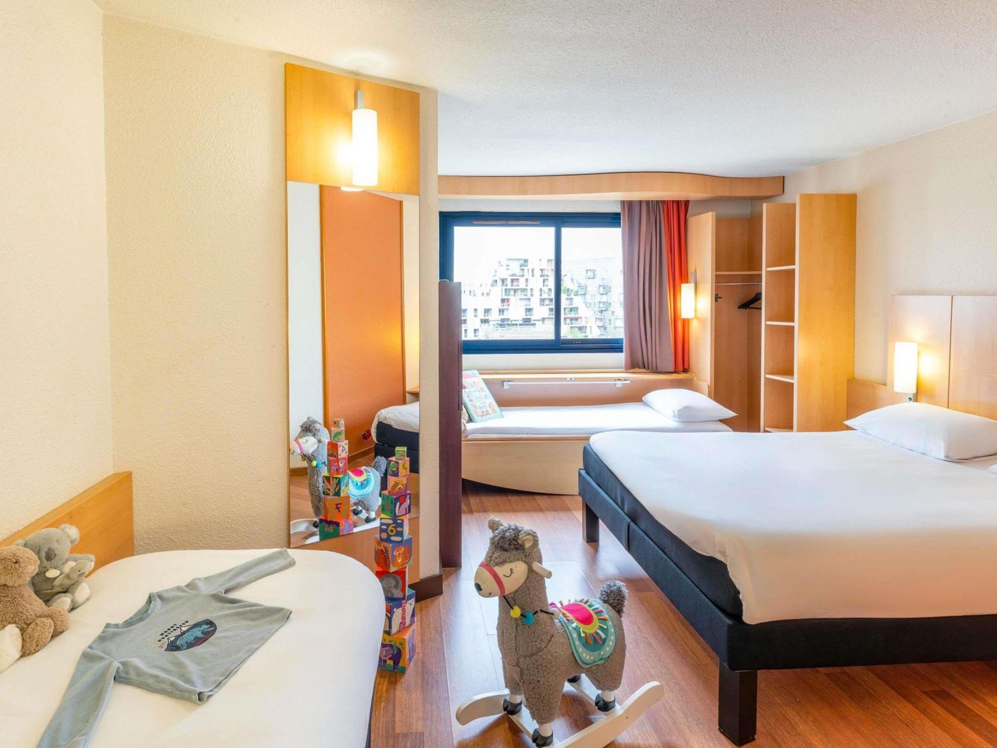 Chambre avec 1 Lit Double et 2 Lits Simples